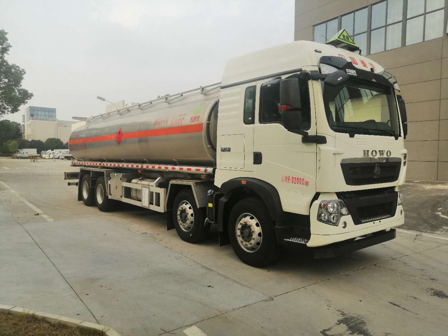 天威緣牌TWY5320GYYZ6L型鋁合金運(yùn)油車(chē)